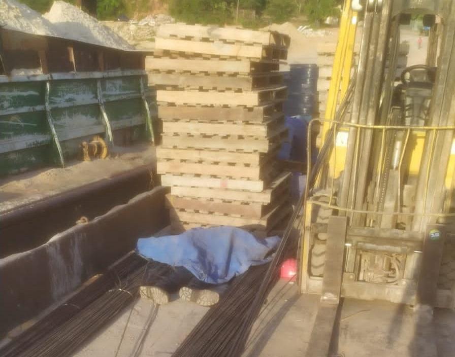 Varas de ferro caem sobre trabalhador no bairro Compensa