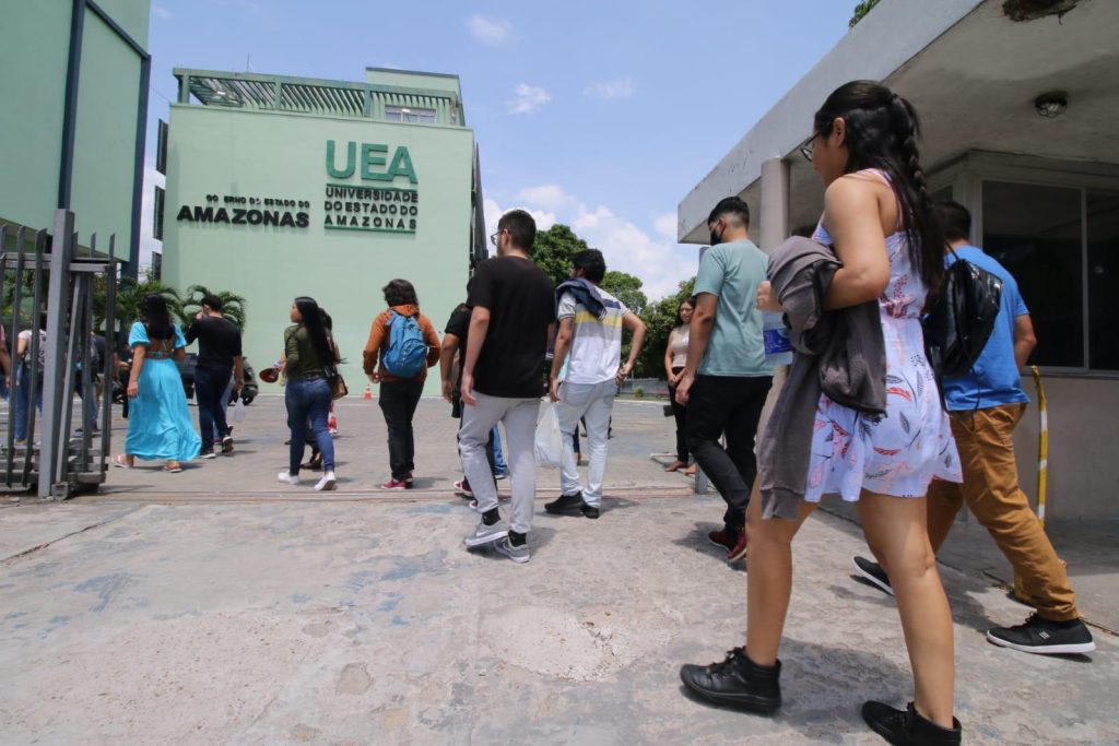 Candidatos prestam vestibular da UEA neste domingo (6)