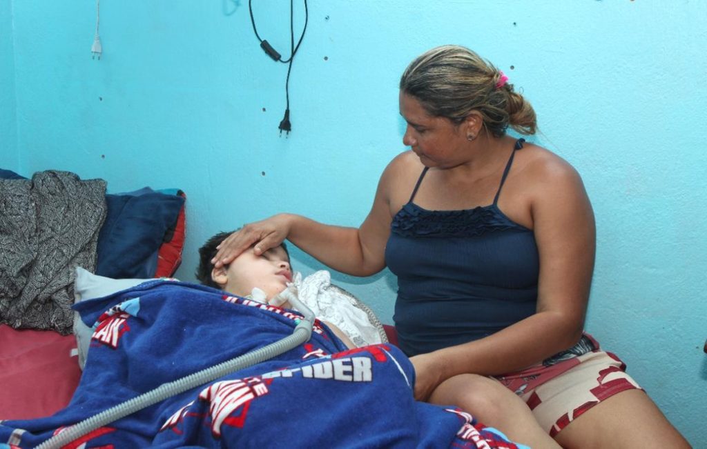 Após pedido, mãe arrecada R$ 6 mil para manutenção de aparelho que ajuda a respirar