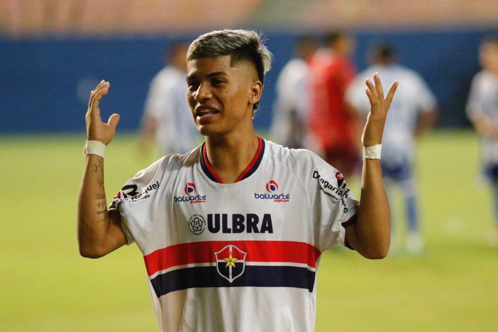 Rory marca duas vezes e se emociona: ‘Já chorei muito’