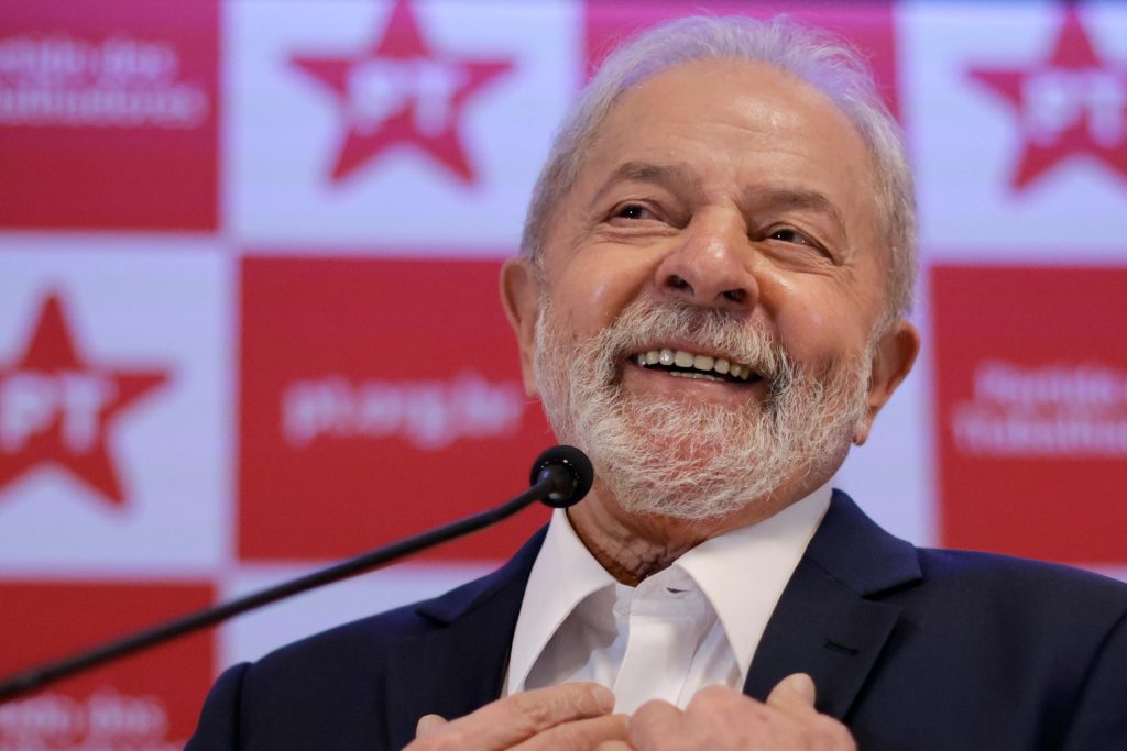 Lula fez cirurgia para retirada de lesão na laringe