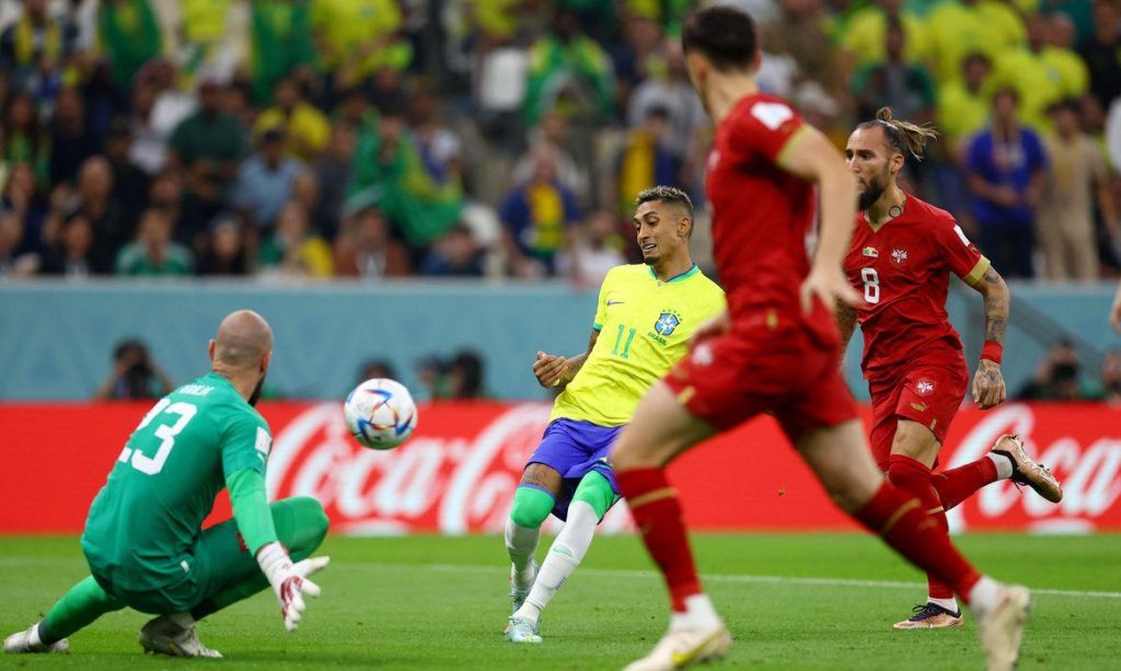 1 a 0: Richarlison abre o placar com gol do Brasil