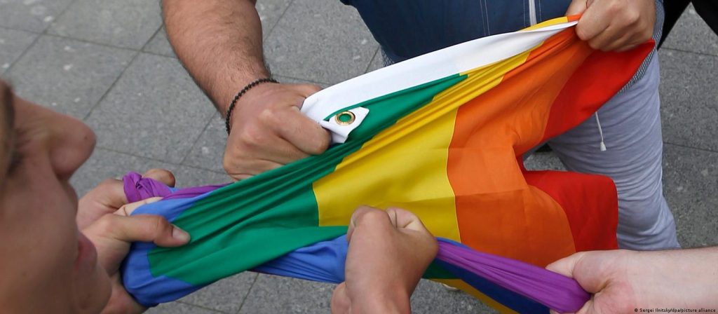 Rússia aprova projeto mais severo contra população LGBTQ
