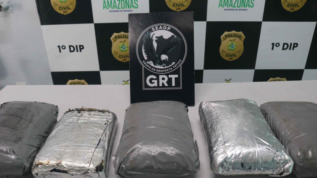 Dupla é presa com cinco quilos de drogas escondidas dentro do pneu