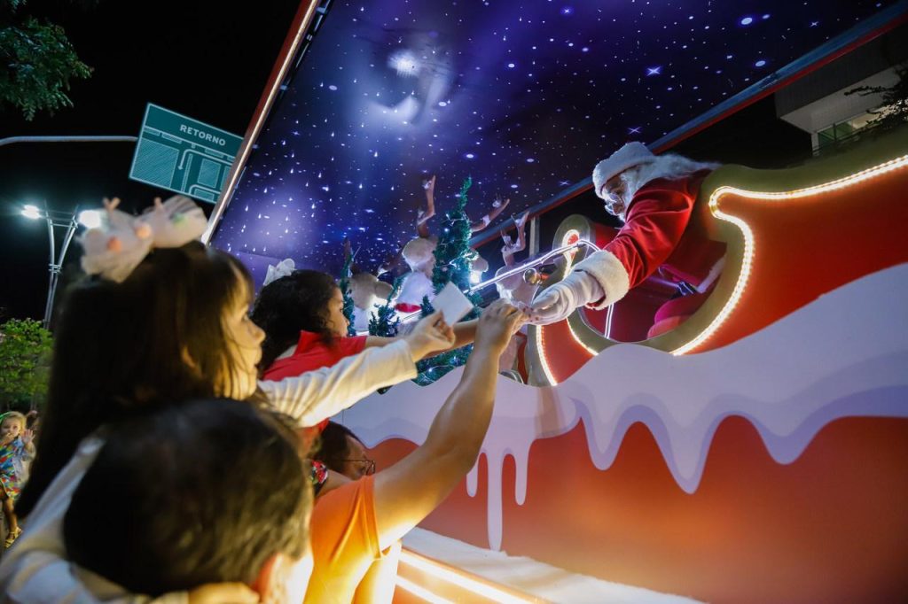 Caranava de Natal pelas ruas de Manaus