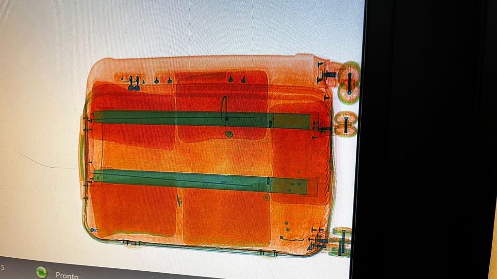 Mala recheada com droga é apreendida no Aeroporto de Manaus