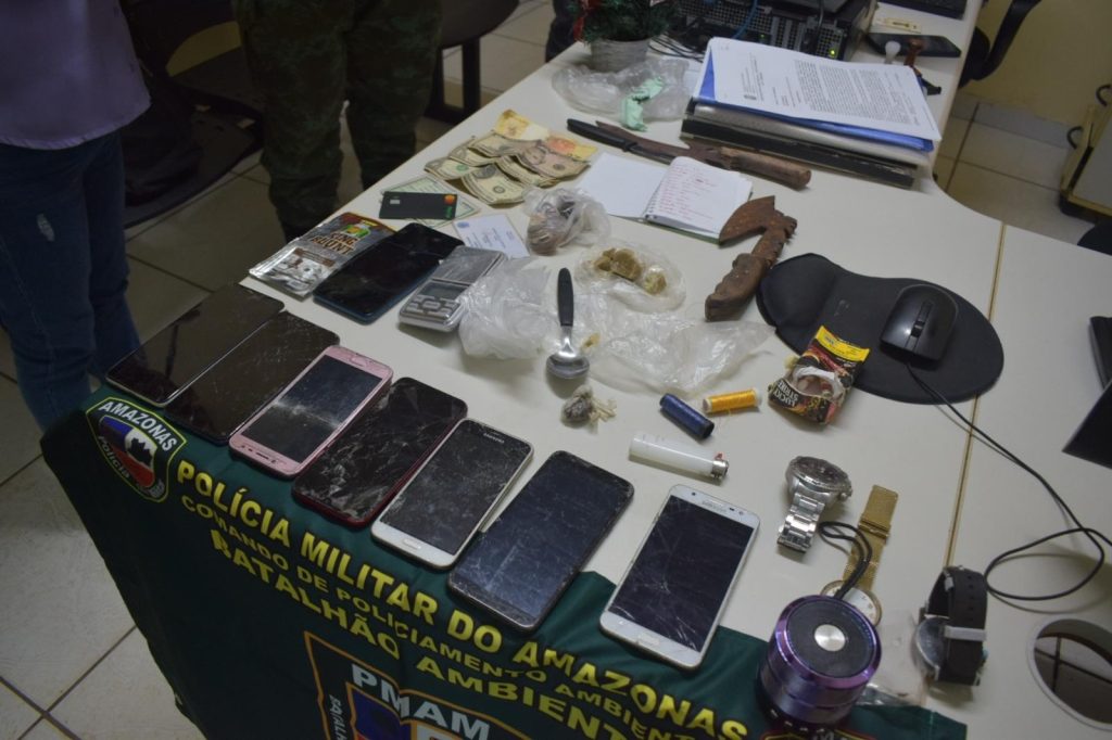 Casal é preso suspeito de tráfico de drogas em Iranduba