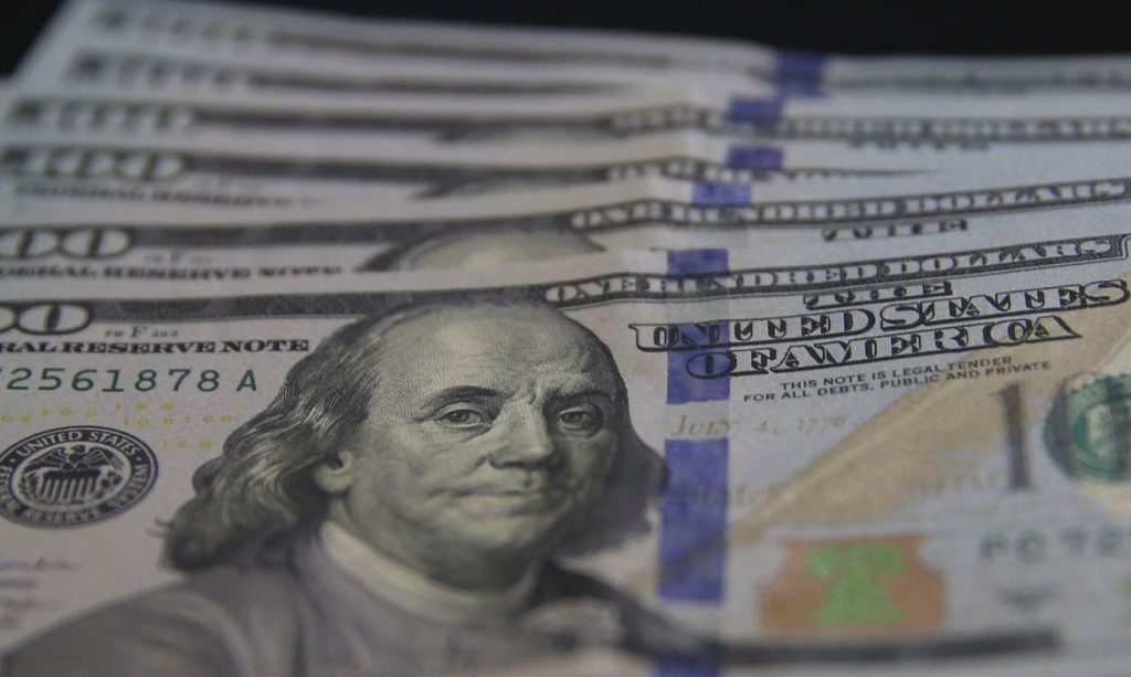 Dólar cai para R$ 5,16 com prévia da inflação no Brasil