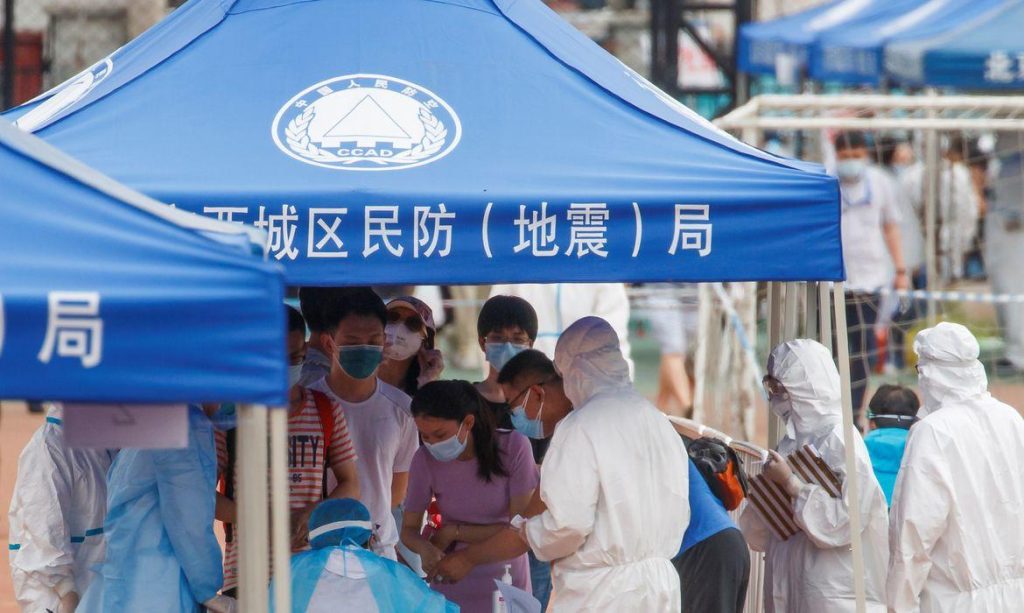 Explosão de casos de covid na China ameaça criar novas variantes
