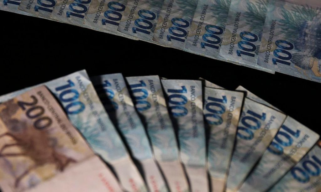 Quase 40% do que o País recebe vai para a dívida