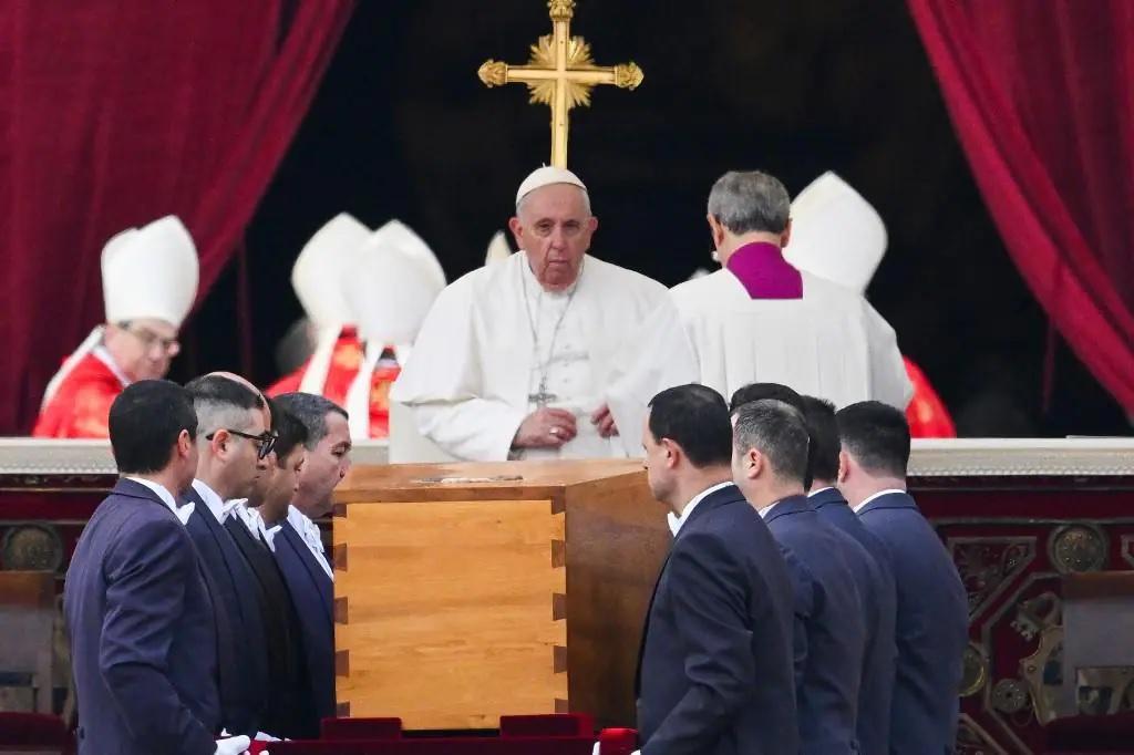 Caixão de Bento XVI é levado para ser enterrado na Basílica de São Pedro