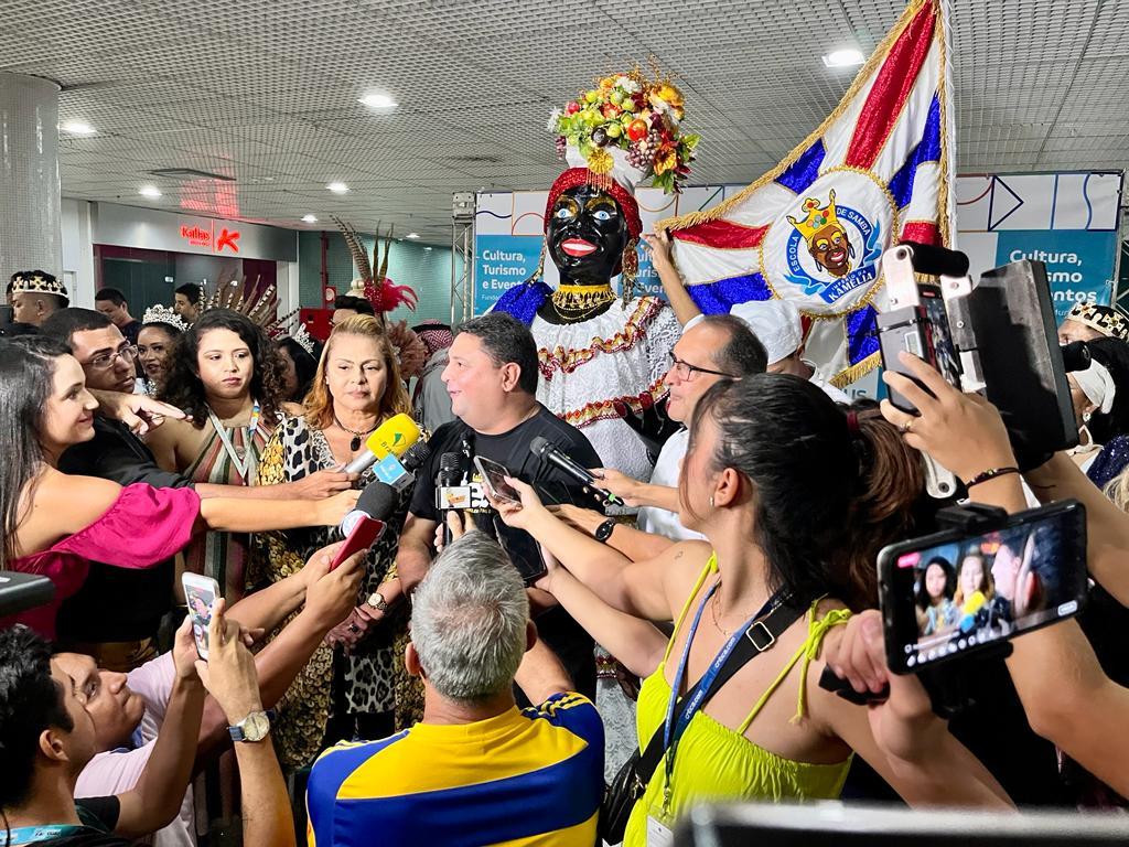 Kamélia recebe a chave da cidade e marca início do Carnaval manauara