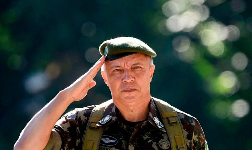 Lula demite Comandante do Exército