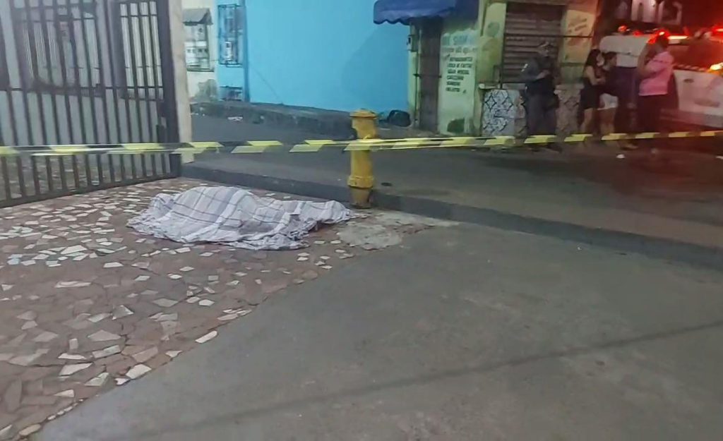 Quarteto atira e mata homem com quatro tiros, no bairro Compensa