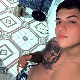 Homem é executado com dez tiros enquanto caminhava com a namorada