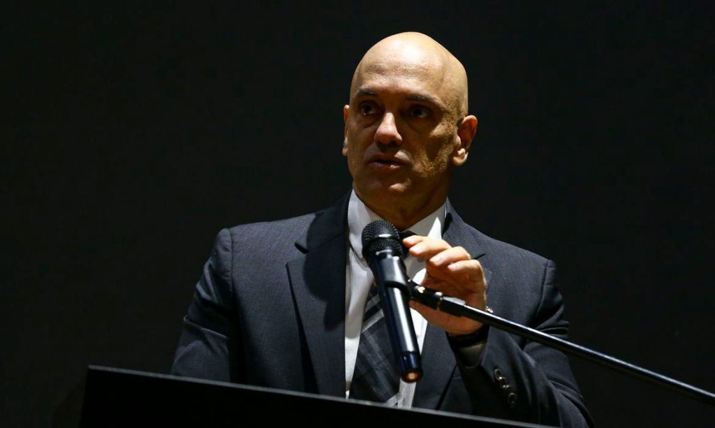 Alexandre de Moraes confirma conversa com senador Marcos do Val