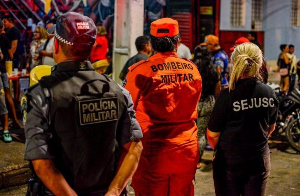 Fiscais da CIF encerram festa e interditam dois bares em Manaus