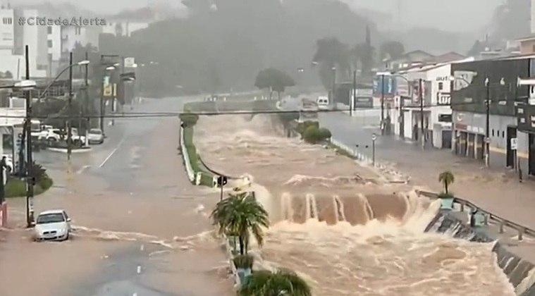 Uma pessoa morreu e outra segue desaparecida após temporal em SP