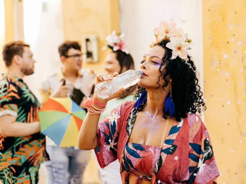 Confira dicas para evitar a desidratação durante os dias de folia