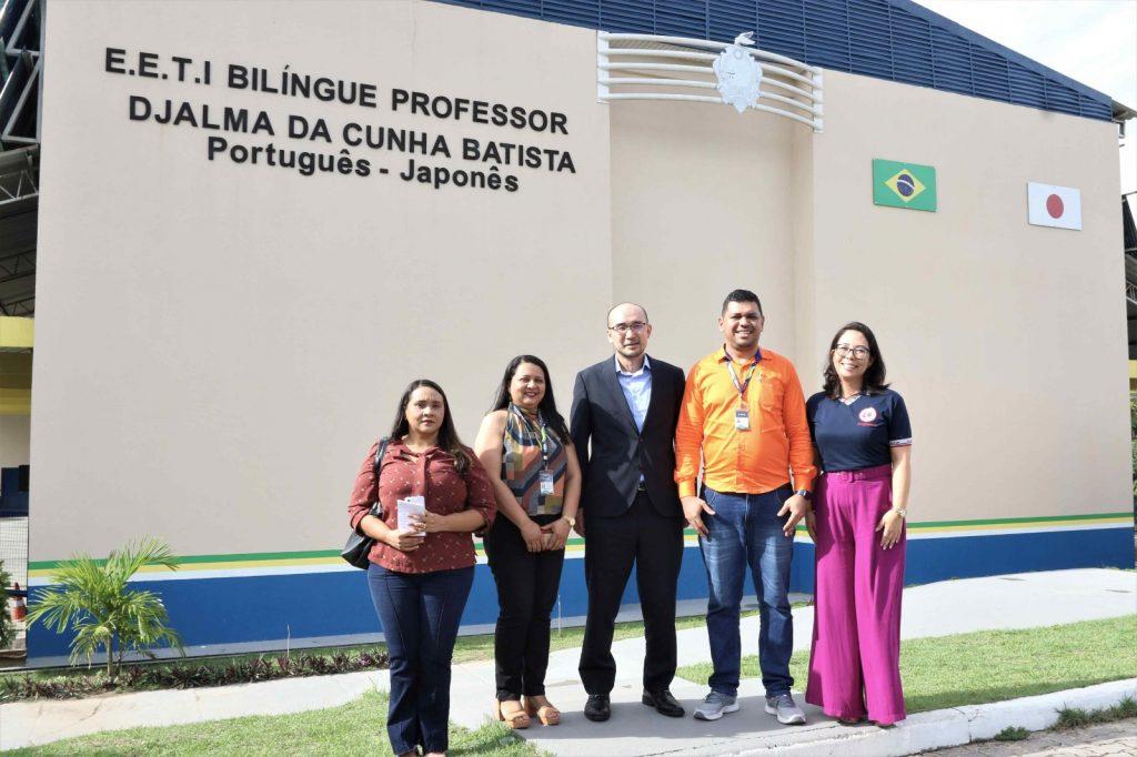 Representante ministerial do Japão visita escola bilíngue do Amazonas