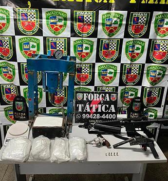 PM apreende drogas e armas de fogo, e de brinquedo, no Japiim