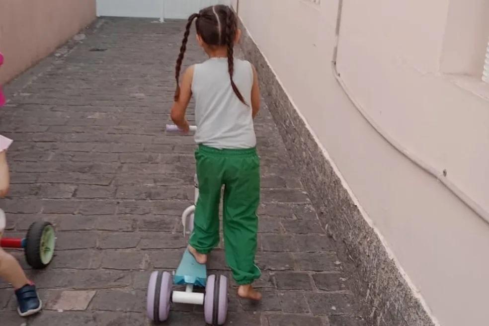 Em SP, criança de 5 anos e com autismo escapa da escola e quase é atropelada