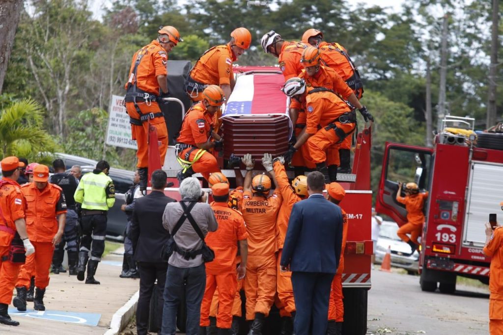 Adeus a Amazonino Mendes encerra com cortejo fúnebre e cremação reservada