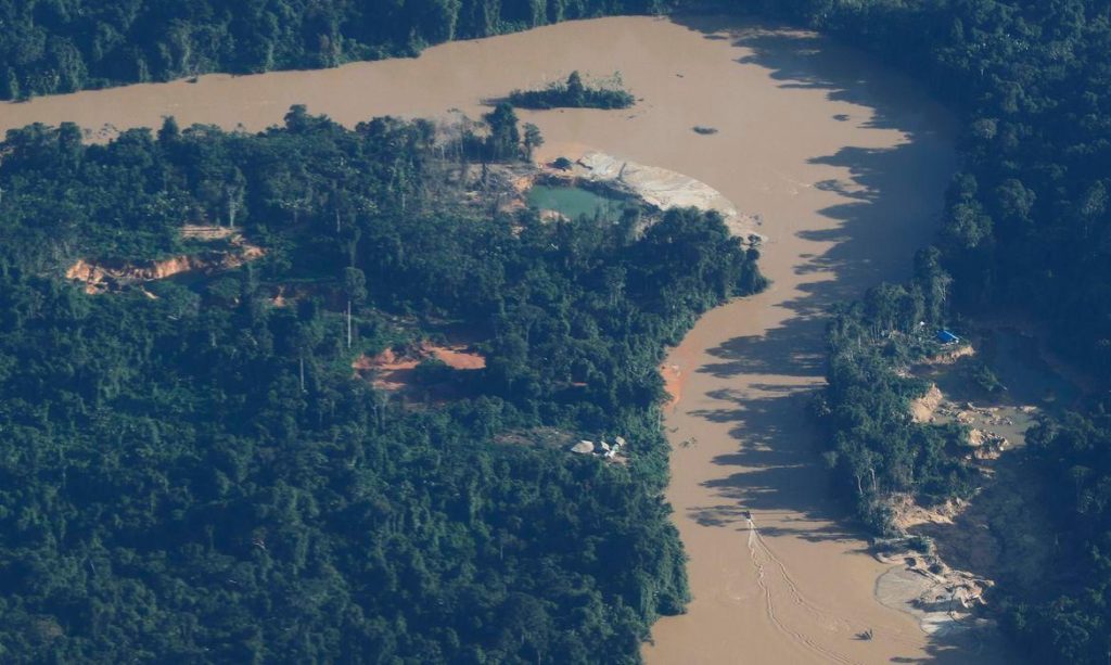 Ibama e Funai revistam garimpeiros na saída de terra Yanomami