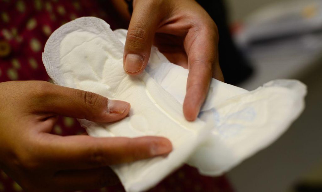 Pessoas que menstruam e vivem em vulnerabilidade passarão a receber absorventes gratuitamente