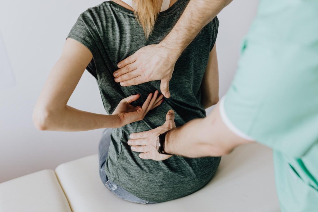 Entenda as causas da dor nas costas e barriga, que pode variar em intensidade e ter alguns sintomas, saiba como prevenir e tratar