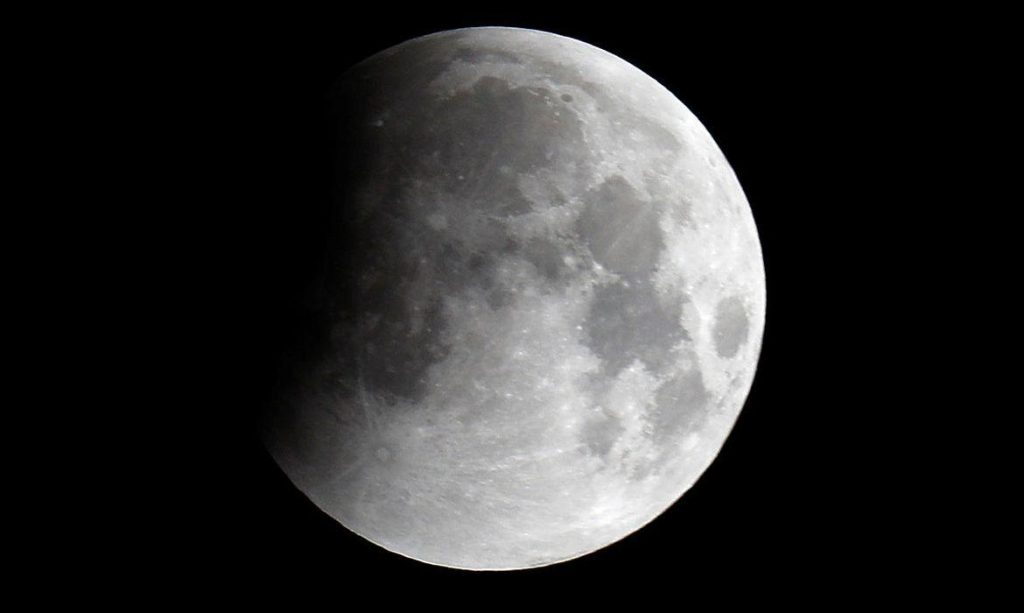 Encontradas pequenas crateras com água na superfície da Lua