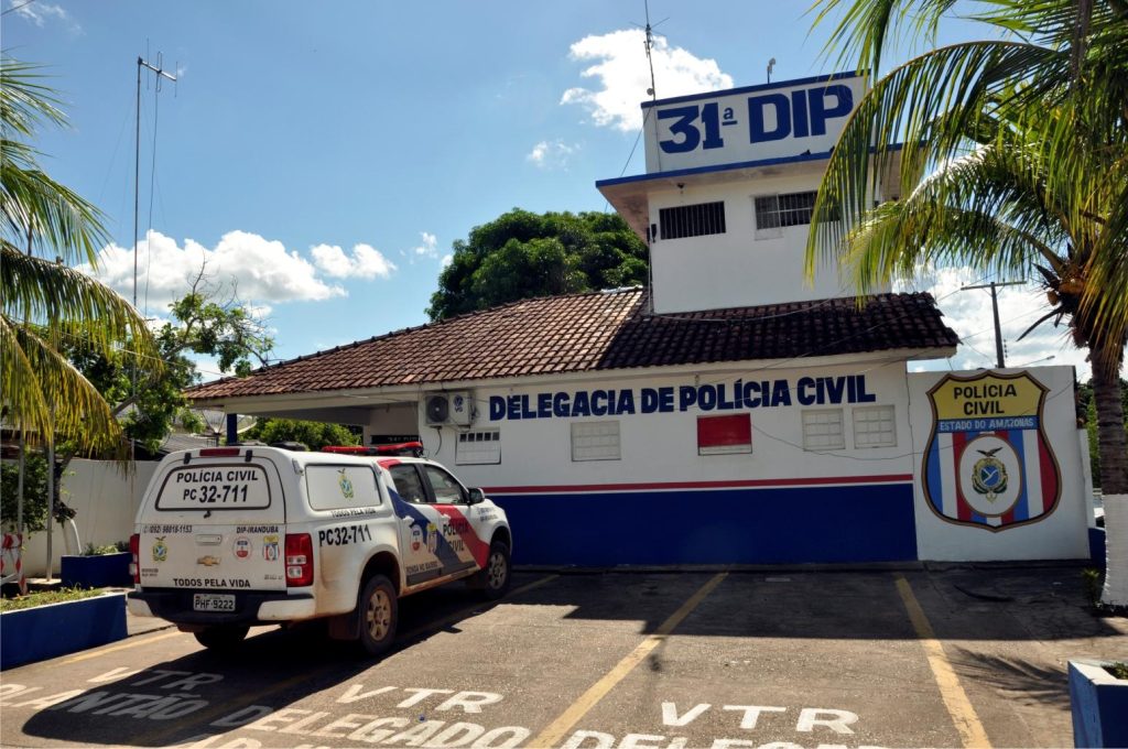 Dupla é presa com armas e drogas em Iranduba