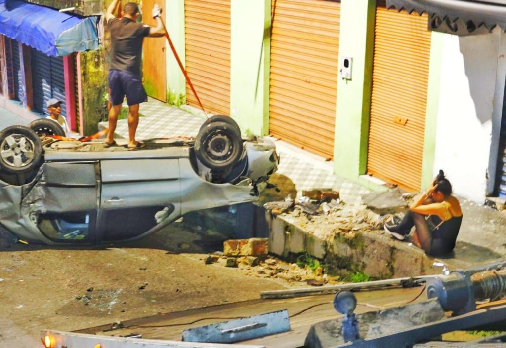 Trio é perseguido e acaba capotando o carro no bairro Coroado