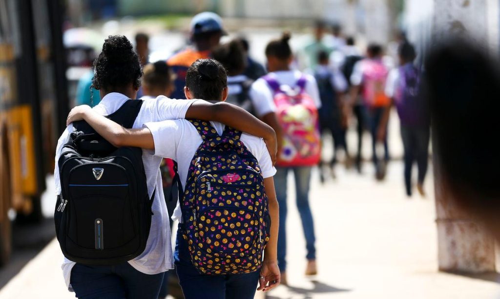 A escola, os ataques e o enfrentamento