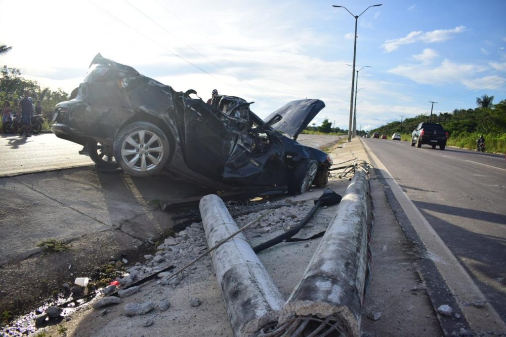 Carro colide com poste na rodovia AM-070 próximo à Ponte Rio Negro