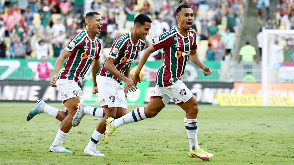 Fluminense vence Athlético-PR e segue na ponta do Brasileirão