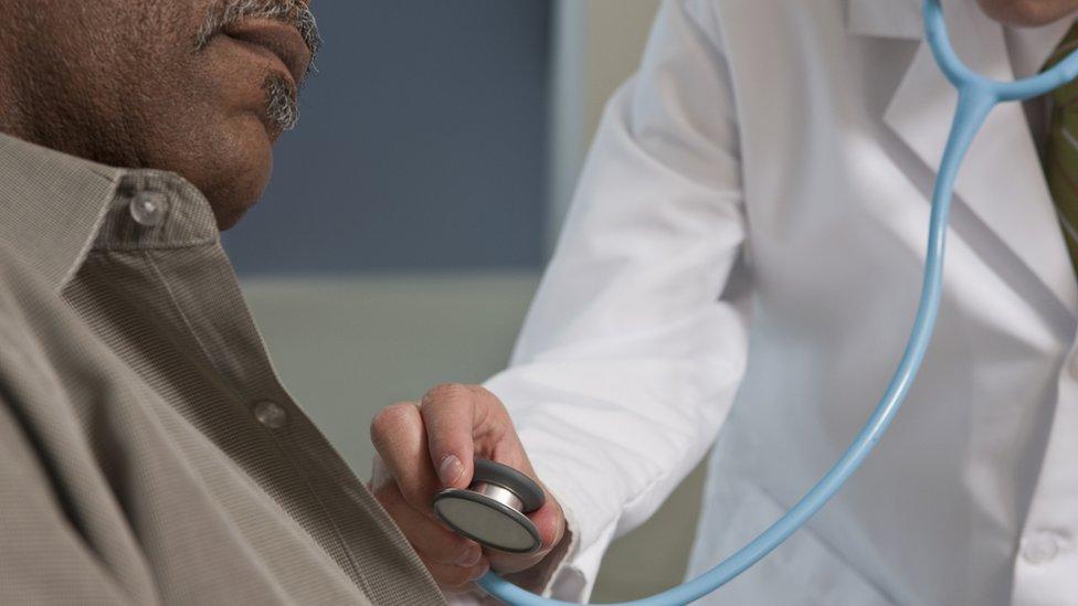 Abril Lilás destaca a importância do diagnóstico do câncer de testículo