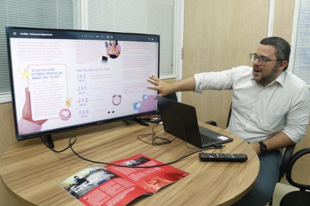Pais devem ter cuidados com o uso exagerado da internet pelas crianças