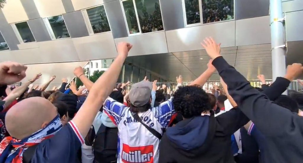 Torcedores do PSG pedem que Neymar saia do time e xingam Messi