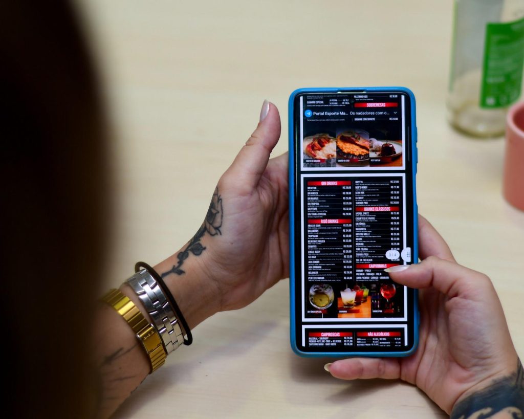Uso exclusivo de cardápios QR Code em restaurantes pode ser proibido no Amazonas