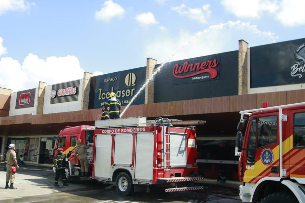 Incêndio atinge dois empreendimentos em centro comercial