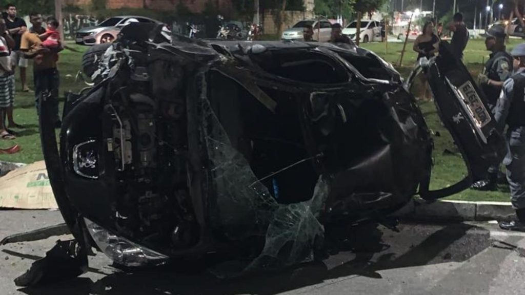 Carro capota, atinge poste e deixa dois mortos e dois feridos em Manaus