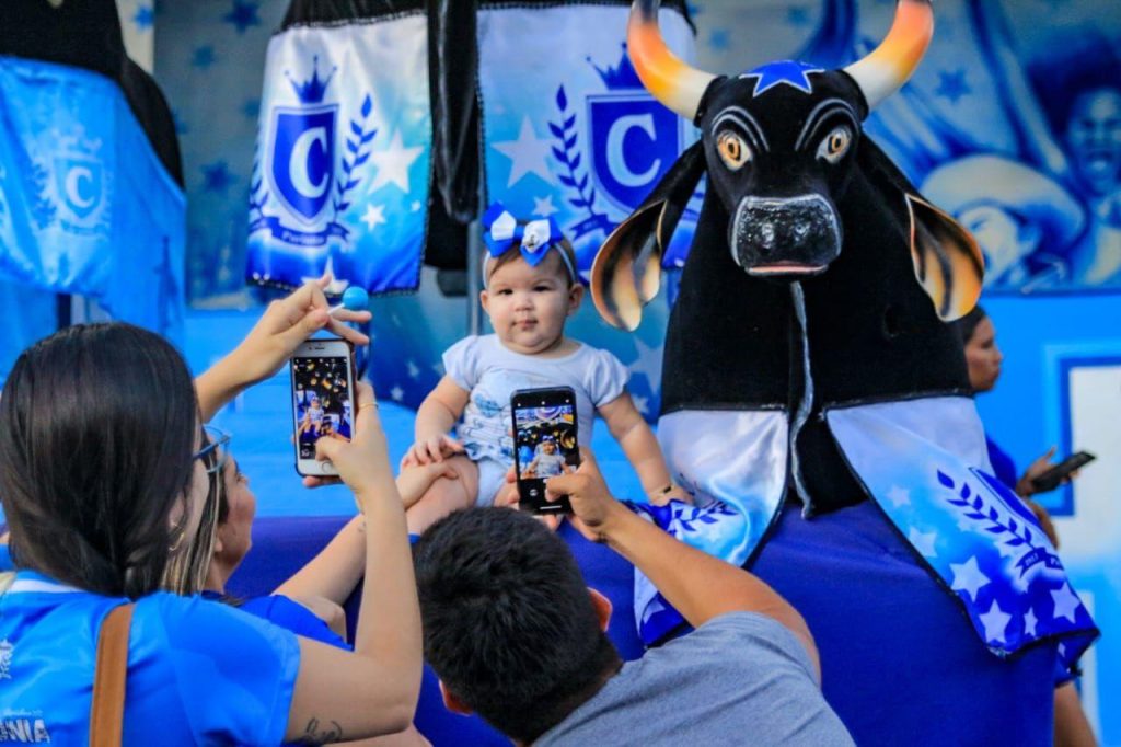 Tarde Alegre: ‘Eu vinha com meus pais, agora trago meu filho’, revela torcedora do Caprichoso