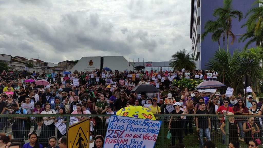 Profissionais da educação do Amazonas completam uma semana de greve