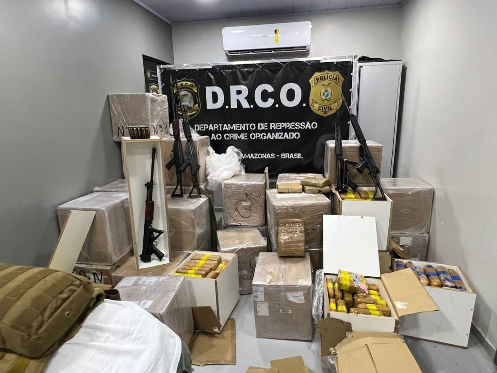 Polícia apreende droga avaliada em R$ 18 milhões e 5 fuzis escondidos em caminhão de mudança