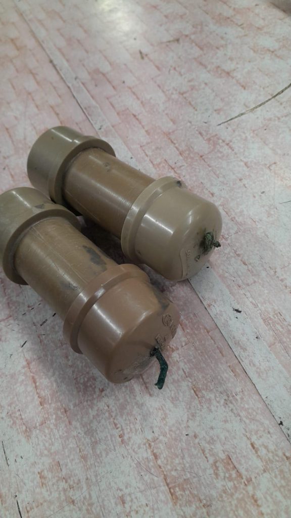 Dupla é presa com duas bombas caseiras e droga escondidas em casa no Santo Agostinho