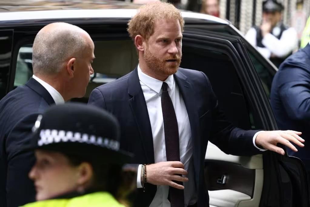 Príncipe Harry ataca tabloides no segundo dia de julgamento histórico