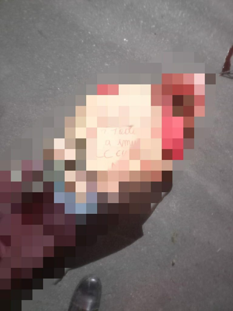 Homem é morto por asfixia e corpo é jogado de carro em movimento
