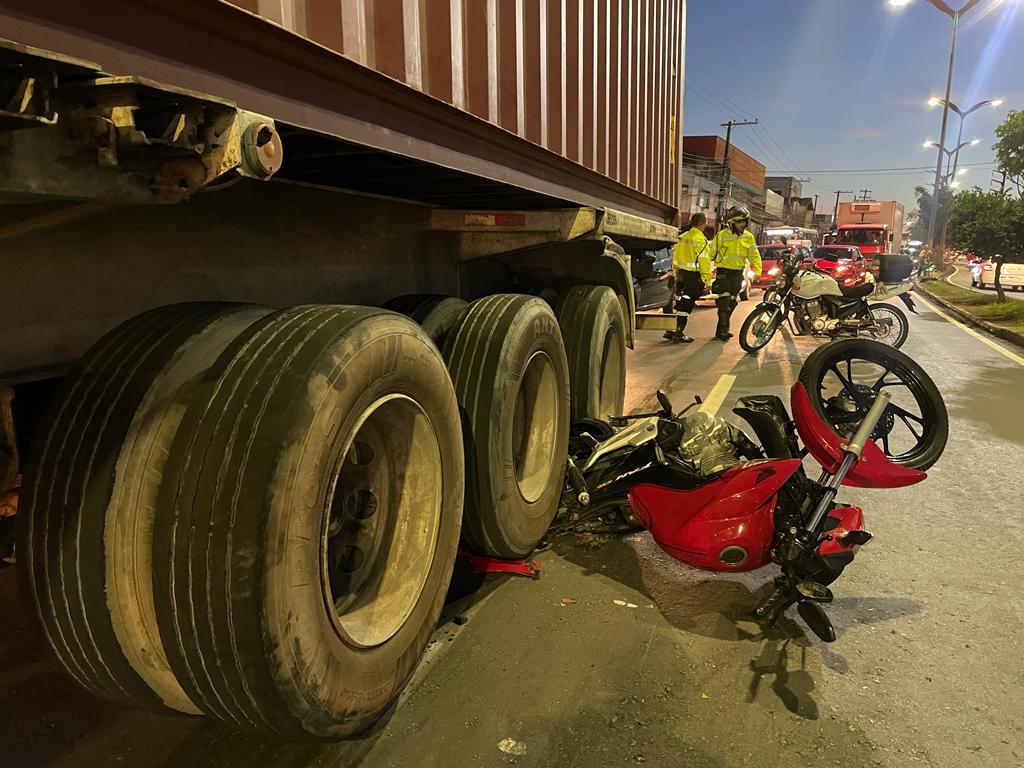 Acidente com caminhão e moto termina com dois feridos no Coroado
