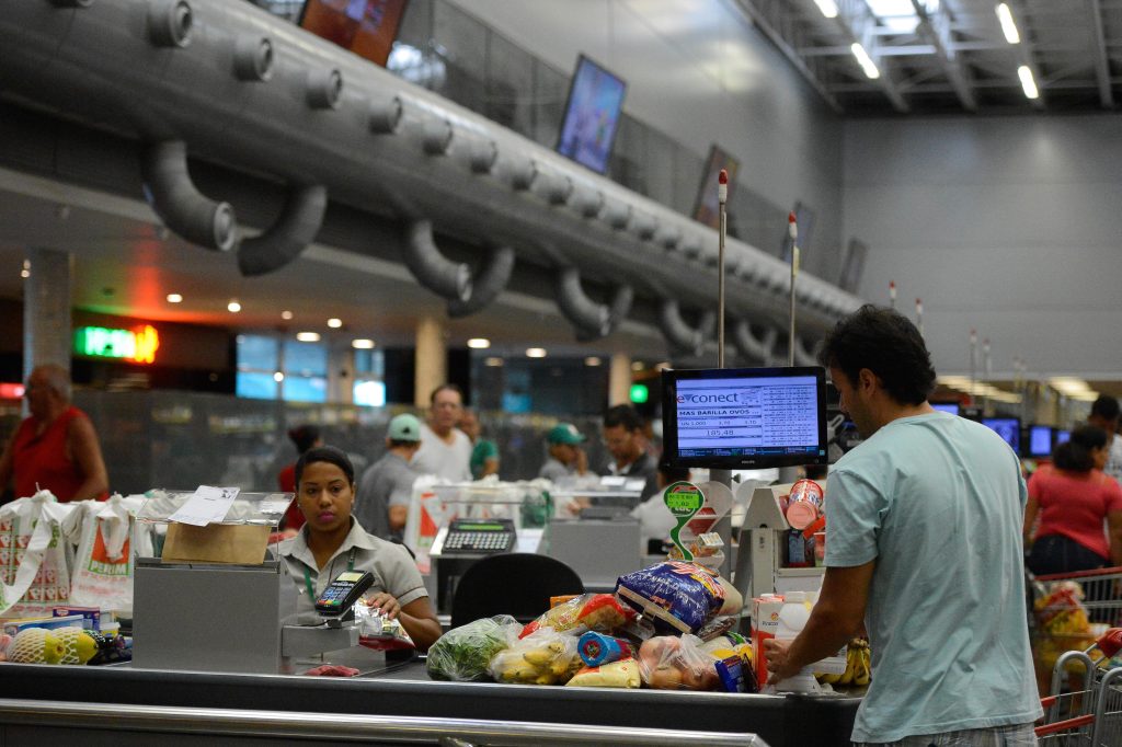 Inflação deve ser negativa em junho e voltar a subir